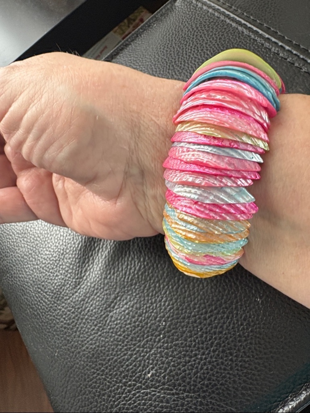 Handmade Multi-Color Conch Shell Stretch Bracelet - Vibrant Beach Style - Picture 3 of 7